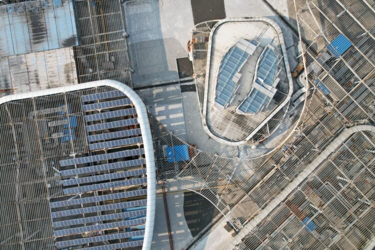 Paneles solares instalados en el tejado de una fábrica en China, símbolo de la disputa comercial sobre tecnologías verdes.