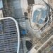 Paneles solares instalados en el tejado de una fábrica en China, símbolo de la disputa comercial sobre tecnologías verdes.