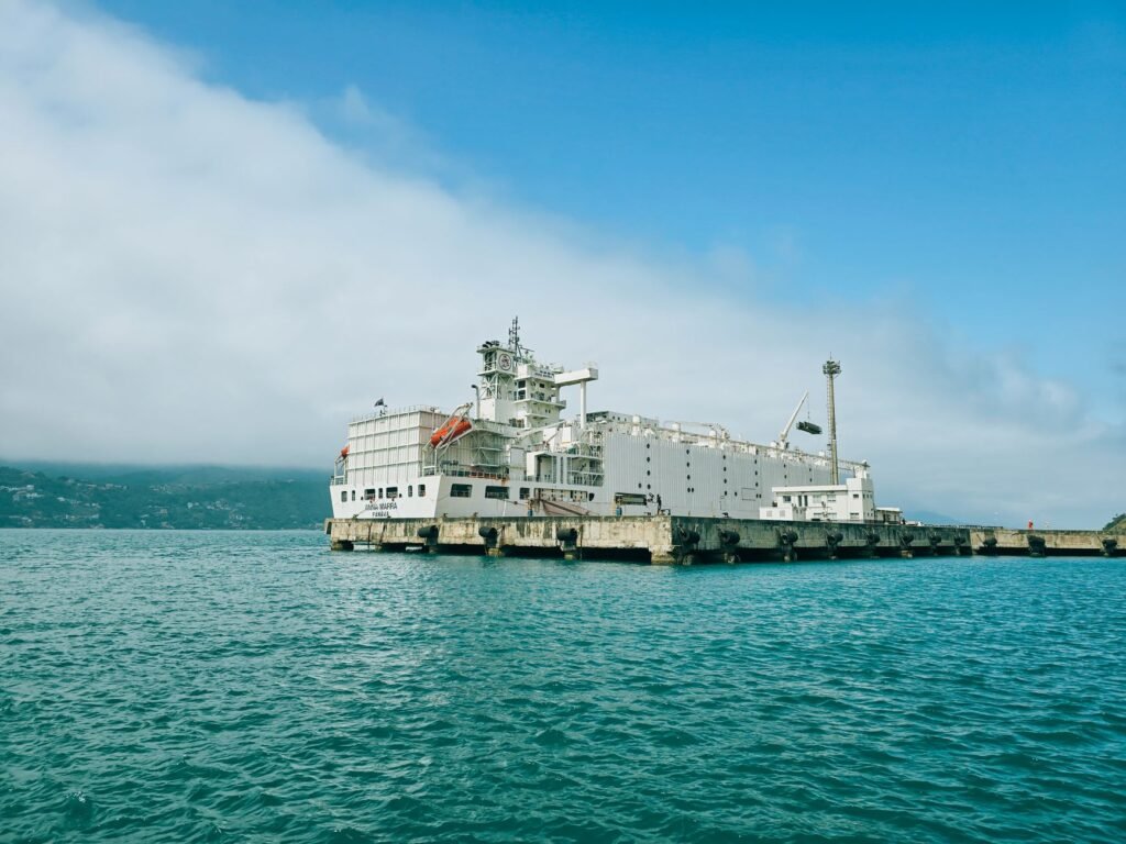 Infraestructura submarina en aguas costeras de China, donde se instalan centros de datos bajo el mar.