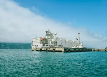 Infraestructura submarina en aguas costeras de China, donde se instalan centros de datos bajo el mar.