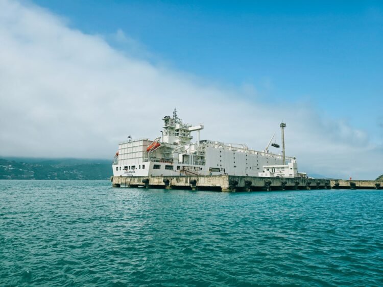Infraestructura submarina en aguas costeras de China, donde se instalan centros de datos bajo el mar.