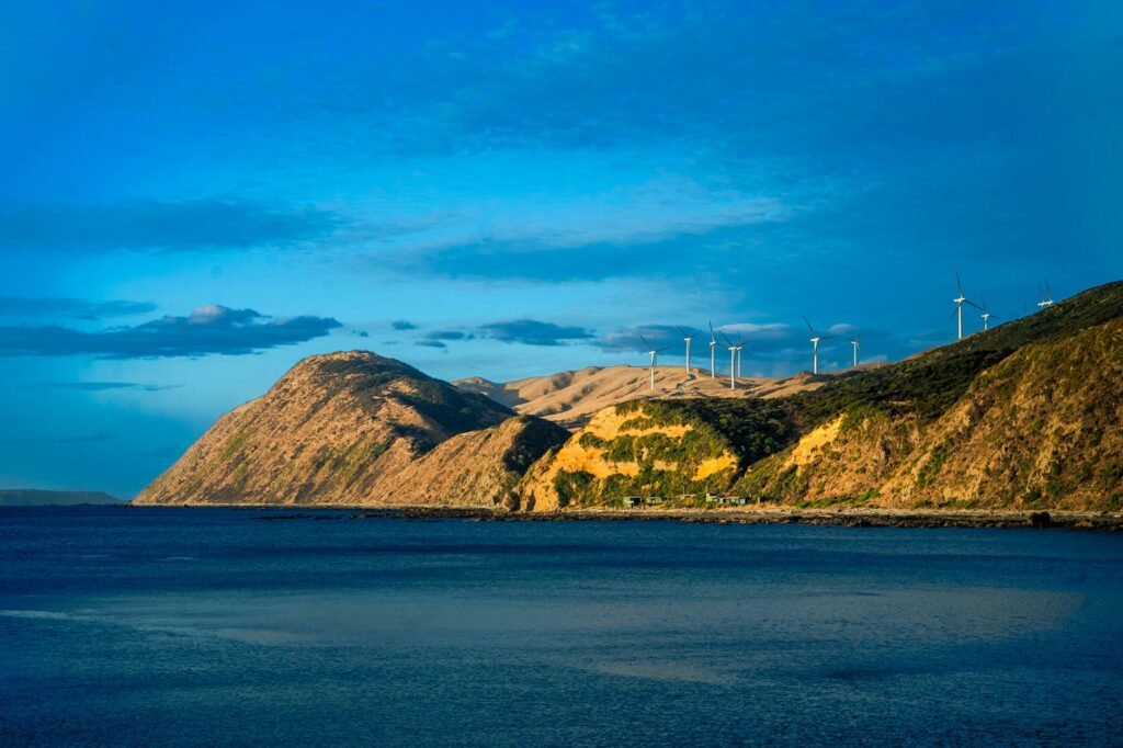 Parque eólico en China al atardecer, representando la transición energética del gigante asiático en la COP31.