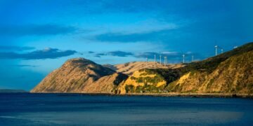 Parque eólico en China al atardecer, representando la transición energética del gigante asiático en la COP31.