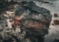 Arco marino de roca volcánica en la costa del Parque Nacional de los Volcanes de Hawái.