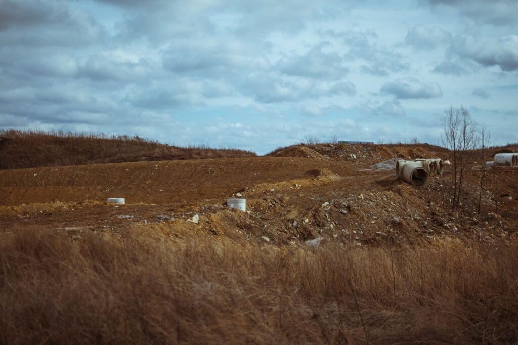 Montañas de residuos industriales acumulados en un paisaje árido, representando la contaminación por fracking en Vaca Muerta.