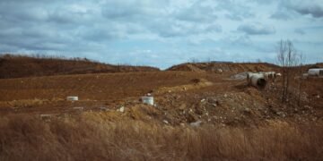 Montañas de residuos industriales acumulados en un paisaje árido, representando la contaminación por fracking en Vaca Muerta.