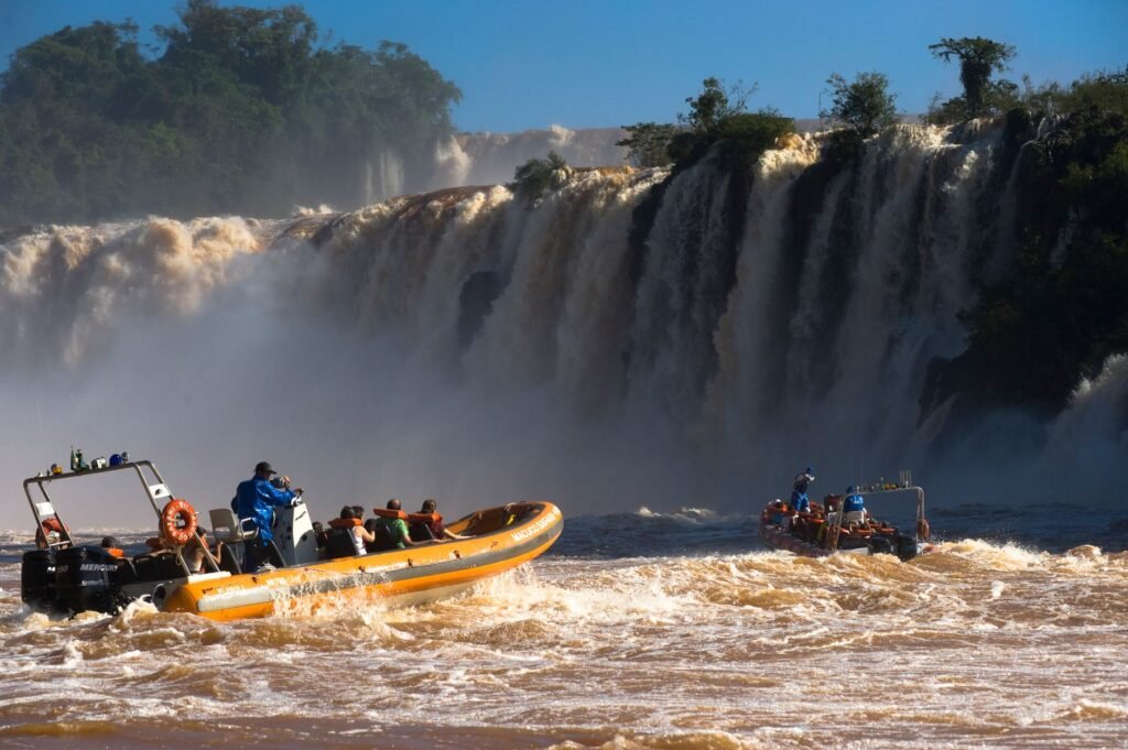 Vista aérea de las Cataratas del Iguazú con caudal extraordinario durante la crecida de octubre.