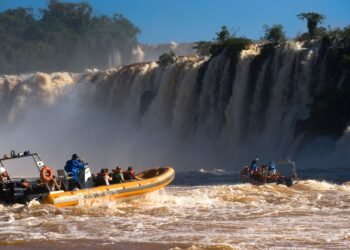 Vista aérea de las Cataratas del Iguazú con caudal extraordinario durante la crecida de octubre.