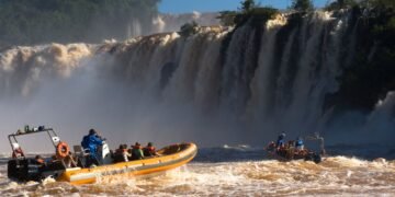 Vista aérea de las Cataratas del Iguazú con caudal extraordinario durante la crecida de octubre.