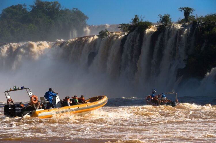 Vista aérea de las Cataratas del Iguazú con caudal extraordinario durante la crecida de octubre.