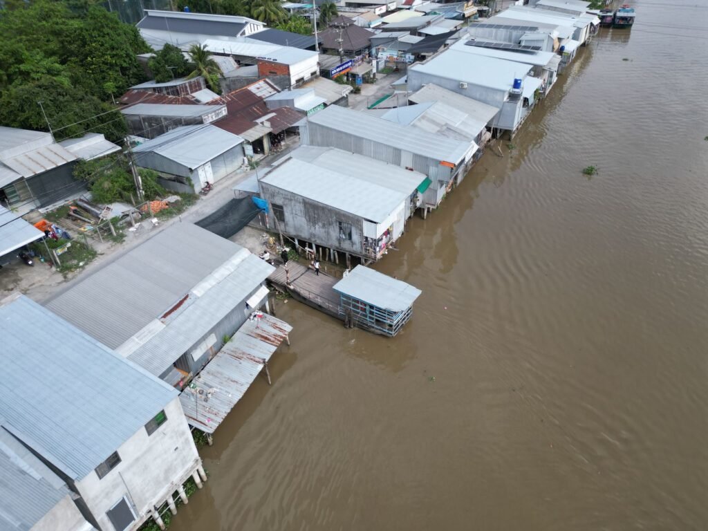 Viviendas ribereñas afectadas por la crecida del río Paraná en el nordeste argentino.