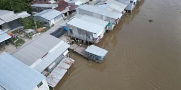 Viviendas ribereñas afectadas por la crecida del río Paraná en el nordeste argentino.