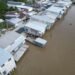 Viviendas ribereñas afectadas por la crecida del río Paraná en el nordeste argentino.