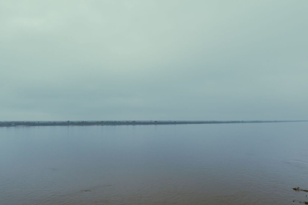 Vista aérea de zonas inundadas por la crecida del río Paraná en el Litoral argentino.