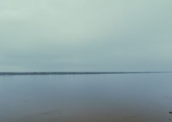 Vista aérea de zonas inundadas por la crecida del río Paraná en el Litoral argentino.
