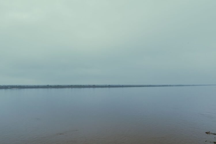 Vista aérea de zonas inundadas por la crecida del río Paraná en el Litoral argentino.