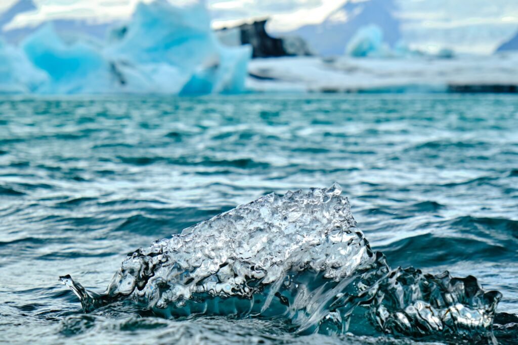Plataforma de hielo marino antártico rodeada por el océano Austral bajo cielo polar.