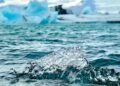 Plataforma de hielo marino antártico rodeada por el océano Austral bajo cielo polar.