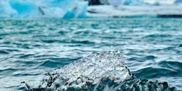 Plataforma de hielo marino antártico rodeada por el océano Austral bajo cielo polar.
