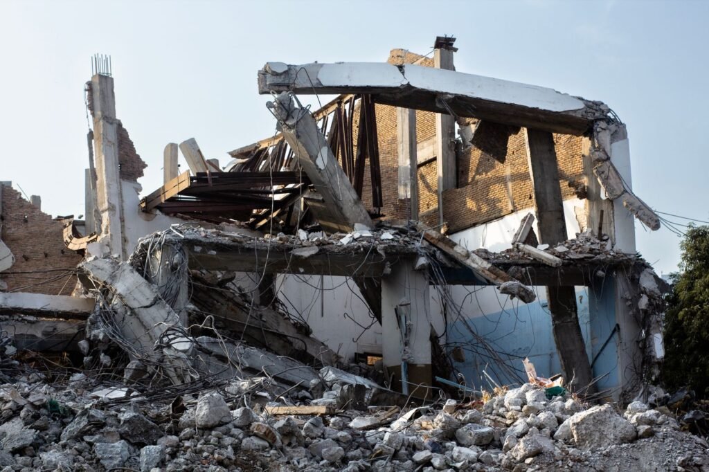 Escombros de edificios tras un terremoto, similar a los daños reportados en Colombia el 10 de agosto de 2026.