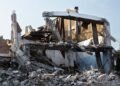 Escombros de edificios tras un terremoto, similar a los daños reportados en Colombia el 10 de agosto de 2026.