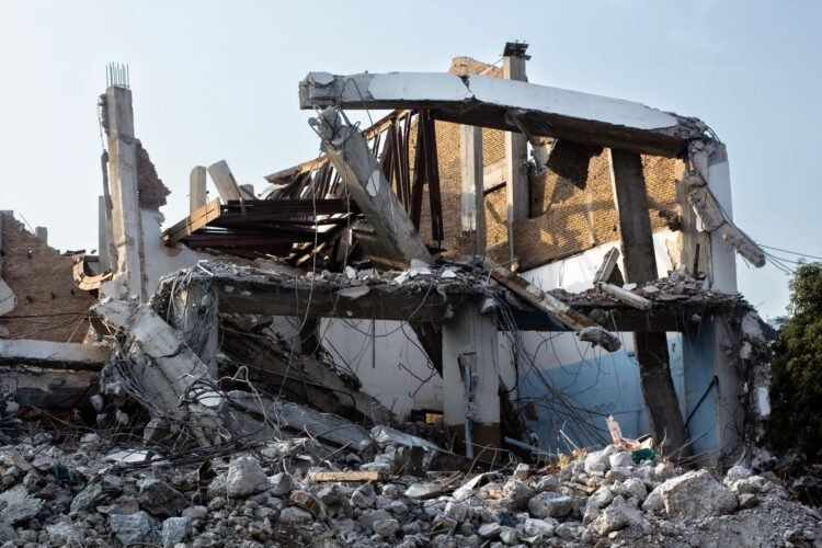 Escombros de edificios tras un terremoto, similar a los daños reportados en Colombia el 10 de agosto de 2026.