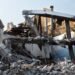 Escombros de edificios tras un terremoto, similar a los daños reportados en Colombia el 10 de agosto de 2026.