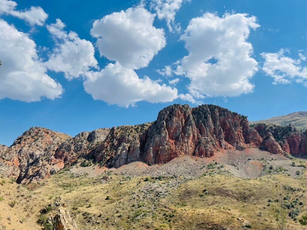 Paisaje montañoso de Armenia, sede de la COP17 de biodiversidad que evalúa los desafíos de protección de ecosistemas.