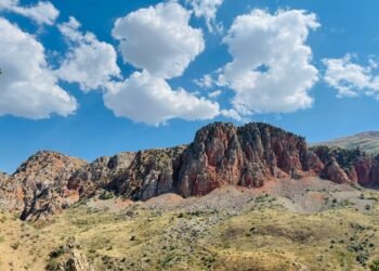 Paisaje montañoso de Armenia, sede de la COP17 de biodiversidad que evalúa los desafíos de protección de ecosistemas.