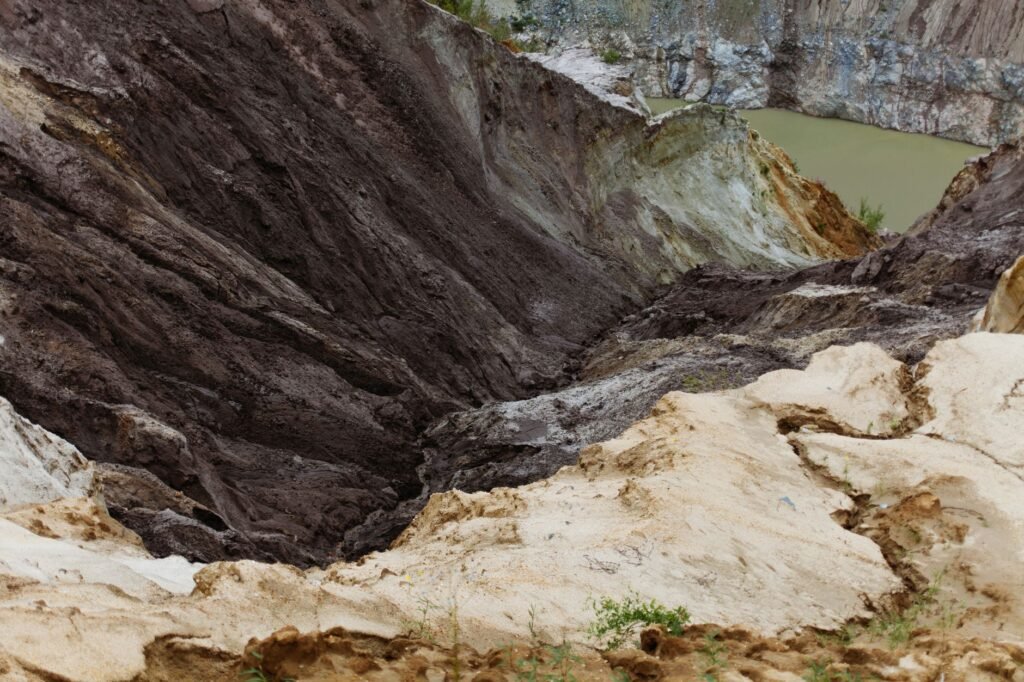 Deslizamiento de tierra en mina artesanal de oro en Sumatra, Indonesia