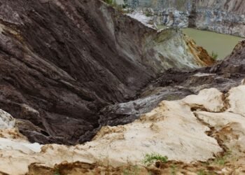 Deslizamiento de tierra en mina artesanal de oro en Sumatra, Indonesia