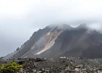 Deslizamiento de tierra en ladera montañosa del Himalaya durante el monzón en Nepal.