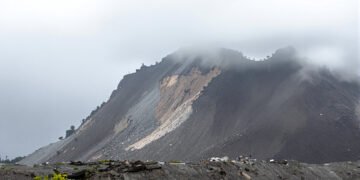 Deslizamiento de tierra en ladera montañosa del Himalaya durante el monzón en Nepal.
