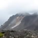 Deslizamiento de tierra en ladera montañosa del Himalaya durante el monzón en Nepal.