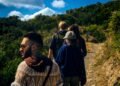Jóvenes reunidos en espacio natural, simbolizando la comunidad como respuesta a la ecoansiedad.