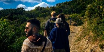 Jóvenes reunidos en espacio natural, simbolizando la comunidad como respuesta a la ecoansiedad.