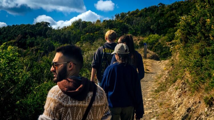 Jóvenes reunidos en espacio natural, simbolizando la comunidad como respuesta a la ecoansiedad.