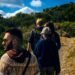 Jóvenes reunidos en espacio natural, simbolizando la comunidad como respuesta a la ecoansiedad.