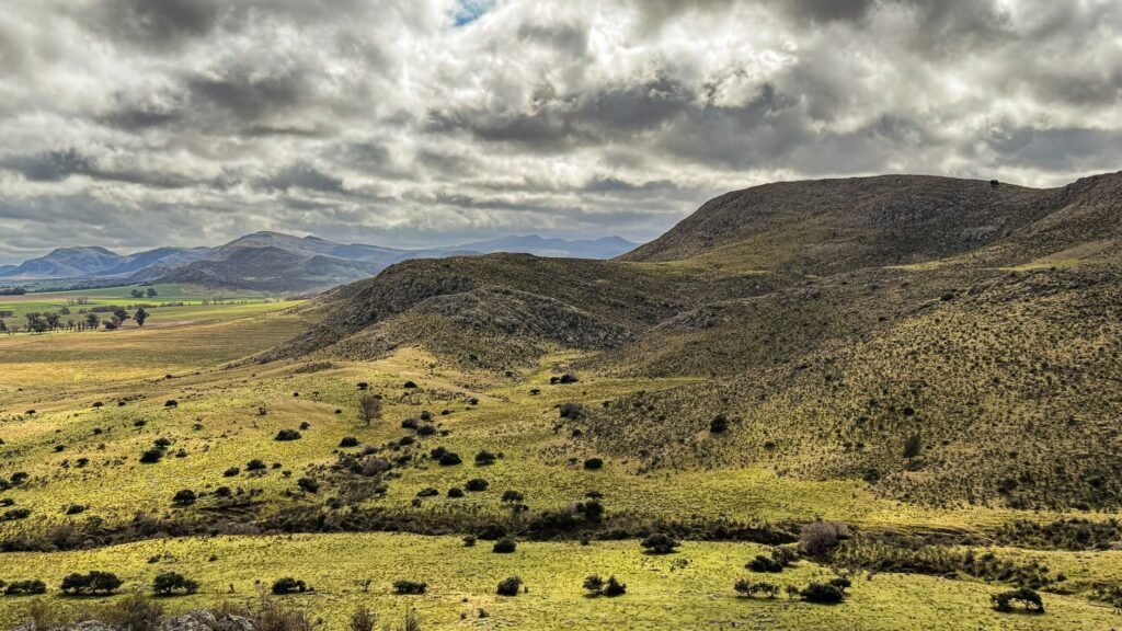 Nubes de tormenta sobre paisaje argentino durante el fenómeno del Súper Niño