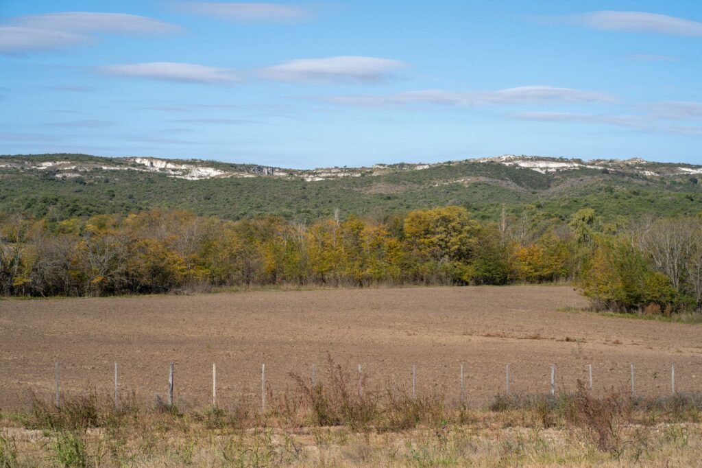 Campo agrícola con tierra agrietada por sequía extrema en Latinoamérica