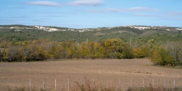 Campo agrícola con tierra agrietada por sequía extrema en Latinoamérica
