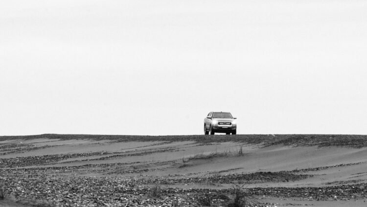 Ruta inundada por correntadas de agua y barro en la provincia de Neuquén tras el temporal provocado por El Niño.