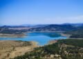 Tierra agrietada por la sequía en el paisaje español, símbolo del cambio climático que enfrenta el país.
