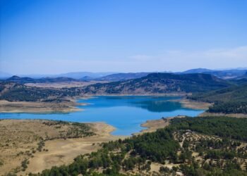 Tierra agrietada por la sequía en el paisaje español, símbolo del cambio climático que enfrenta el país.