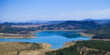 Tierra agrietada por la sequía en el paisaje español, símbolo del cambio climático que enfrenta el país.