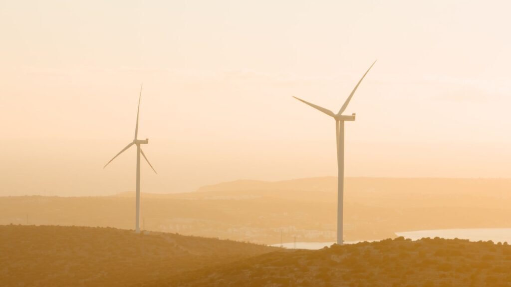Parque eólico en España al atardecer, símbolo de la apuesta española por las energías renovables en la COP31.
