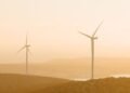 Parque eólico en España al atardecer, símbolo de la apuesta española por las energías renovables en la COP31.