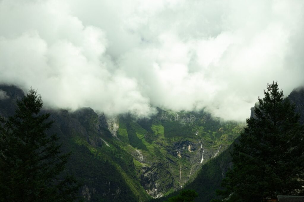 Ladera montañosa del Himalaya con señales de deslizamiento masivo y roca expuesta tras el colapso.