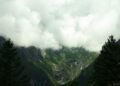 Ladera montañosa del Himalaya con señales de deslizamiento masivo y roca expuesta tras el colapso.