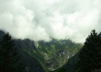 Ladera montañosa del Himalaya con señales de deslizamiento masivo y roca expuesta tras el colapso.